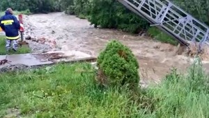Ťažká noc pre obyvateľov Starej Lesnej. Pre intenzívne dažde hrozilo, že obec zaplaví