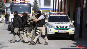 VIDEO: Kukláči vytiahli mladého Trnavčana z auta plného zbraní