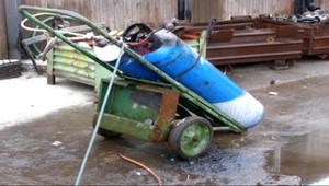 Požiar búdy pri pekárni hasili zamestnanci. Bezdomovci, ktorí v nej žili, ušli