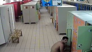 FOTO: Zlodej na kúpalisku vo Veľkom Mederi vykrádal skrinky