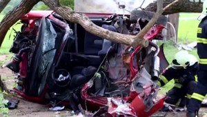 Smrteľná dopravná nehoda. Silný náraz oboch mladých ľudí vymrštil z auta