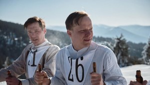 Neuveriteľný skutočný príbeh troch lyžiarov ožíva na plátnach kín! Herci podstúpili aj kurz otužovania