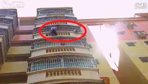 Policajt hrdina! Zachránil dieťa visiace zo 7. poschodia