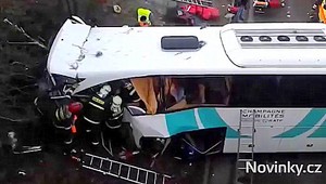 LETECKÉ ZÁBERY. Na diaľnici havaroval autobus plný detí!