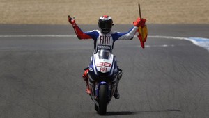 MotoGP vďaka odvážnej stíhačke vyhral Lorenzo pred Pedrosom