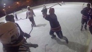 Brutálny útok na rozhodcu! Hráč ho rúbal hokejkou hlava nehlava!