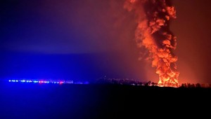 S masívnym požiarom skládky v Česku bojuje niekoľko hodín 250 hasičov