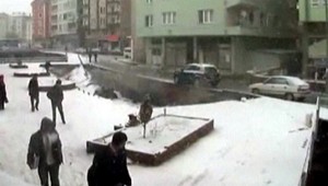 Hrôza! Most sa zrútil rovno pod nohami študenta...