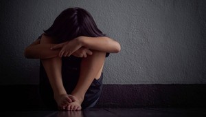 Brat zneužíval svoju sestru (7), pridal sa aj jeho kamarát