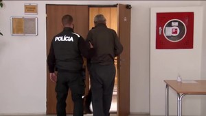 Chcel jej odrezať hlavu: Agresívny muž sa vyhrážal vlastnej žene