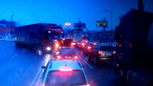 VIDEO: Kamión zdemoloval v plnej rýchlosti autá na križovatke