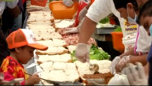 Desiatky ľudí, tisícky rajčín a jeden rekordný sendvič