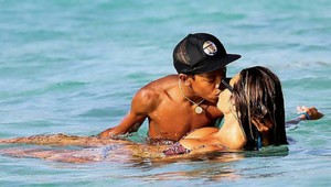 Topmodelka dostala vášnivý bozk. Od vlastného syna...