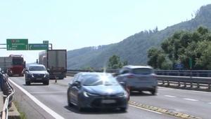 Výmena pneumatiky na diaľnici ženu takmer pripravila o život. V kritickom stave leží nemocnici