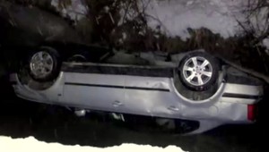 Pri tragickej nehode vyletel vodič s autom z cesty. V mraze ostal ležať v potoku