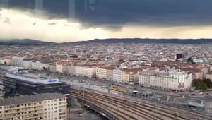 VIDEO: Dážď a prudký vietor. Z Rakúska dorazila na naše územie silná búrka