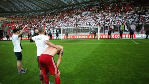 Slávny maďarský tím zostúpil, chuligáni hráčom odobrali dresy