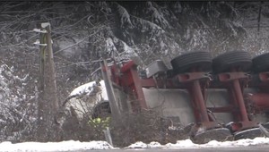 Na zasneženej ceste havarovala cisterna. Odstrániť ju mohli až po takmer 2 dňoch