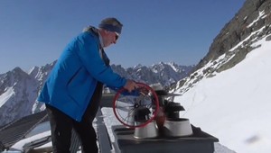 Peciar vystrojený mačkami a čakanom: Takto sa chodí starať o svoj klenot na Slovensku