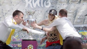 Feministka holým poprsím zaútočila na trofej pre víťaza ME!