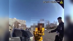 VIDEO: Muž si sadol za volant pod vplyvom drog. S policajtami sa snažil vyjednávať