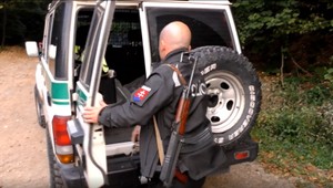 Tma, neprístupný terén a prevádzači. Redaktorka TV JOJ strávila noc na východnej hranici