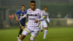 Obranca ešte teraz blúdi po šatni. 18-ročné ucho ho neskutočne domotalo!