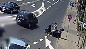 Starý otec s vnukom na motorke nedal prednosť autu. Po zrážke muž ušiel a chlapca tam nechal