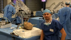 Neurochirurg Kristián chodí za vlastné peniaze na stáže po celom svete. Porozprával, ako sa lekárom žije za hranicami