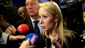 Vo francúzskych voľbách podľa odhadov vedú nacionalisti