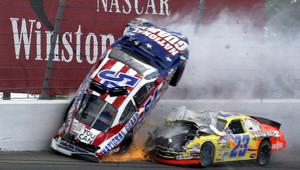 Zošrotované autá v sérii NASCAR na Floride hádzali iskry