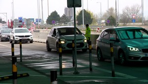 ÚVZ zverejnilo novinky vo vyhláškach. Čo sa mení na hraniciach, s karanténou, v prevádzkach či na hromadných podujatiach?