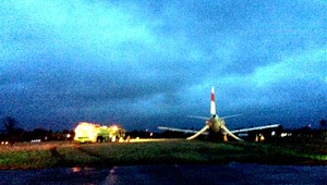 Lietadlo AirAsia minulo pristávaciu dráhu, cestujúcich núdzovo evakuovali