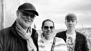 Vdova po Patejdlovi sa spamätáva z jeho skonu, plánuje pohreb. Elánisti prišli s jasným plánom!