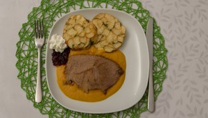 Sviečková na smotane s brusnicami a šľahačkou príloha karlovarsky knedlik