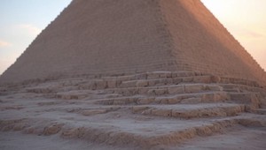 Šokujúce video: Čo sa deje pri egyptských pyramídach?