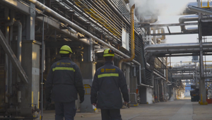 Ropa ako nástroj pomsty. Krajiny a strany nešetria obvineniami