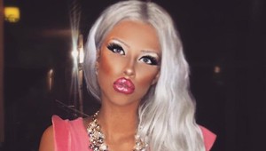 Spomínate si na prvú českú Barbie? Na krehkú plastikovú krásku zabudnite. Takto dnes vyzerá!