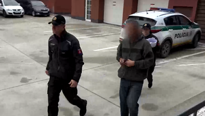 Opitý a agresívny muž napadol svoju exmanželku a vyhrážal sa jej zabitím. Policajti ho z domu odviedli v putách