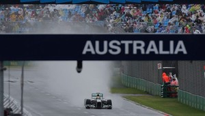 F1: Kvalifikáciu v Melbourne ovplyvnil dážď, dokončia ju v nedeľu