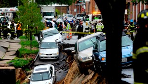 VIDEO. Cesta sa prepadla pred zrakmi vodičov, jama pohltila autá