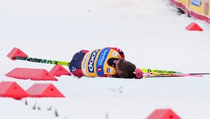 Klæbo tvrdo narazil, výsledkom je otras mozgu