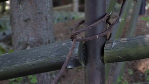 V chatovej oblasti niekto natiahol kovové lano. Mužovi na štvorkolke takmer prerezalo tepnu na krku