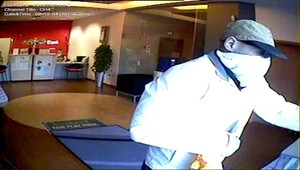 Tento muž prepadol banku so zbraňou! Odniesol si 8 200 eur