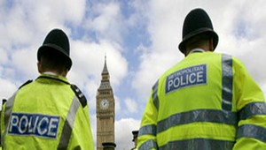 Podpaľača z protiimigračných nepokojov odsúdili na deväť rokov väzenia