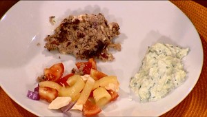 Pleskavica s tzatziky so zelerovymi hranolkami