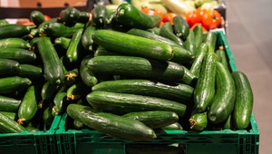 Prečo sú niektoré šalátové uhorky balené v plastovom obale?