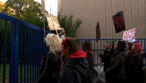 Študenti vymenili aktovky za transparenty. Pred školou protestovali proti vedeniu