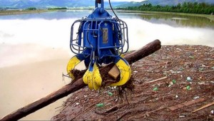 Vypúšťanie priehrady plnej odpadkov je pre Žilinčanov novou atrakciou