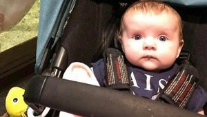 Odfotila dcérku, až potom si TO všimla: Z vtipného záberu dievčatka je HIT